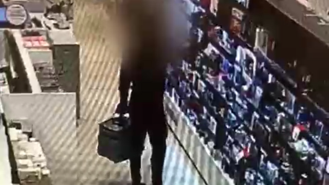 תיעוד הנאשם בעת ביצוע המעשה באחד מסניפי הסופר פארם
