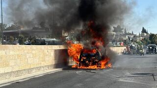 הרכב עולה באש 