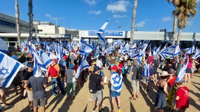 מפגינים רבים ברחבת תחנת חוף הכרמל