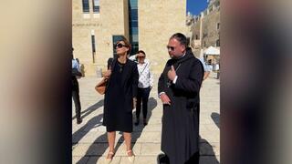 הכומר והשרה הגרמנייה בכותל המערבי
