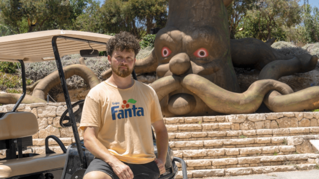 אלכסנדר חייצקי בגן הבוטני עם אחת מהמפלצות 