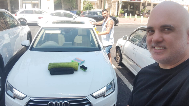 שטיפה ידנית. דורון (מימין) ואסי 