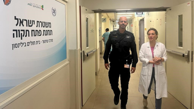 ד"ר שחף שיבר, מנהלת המחלקה לרפואה דחופה (מיון) בבילינסון והסייר שחר טובים