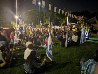 מפגינים ליד ביתו של אלי דלל