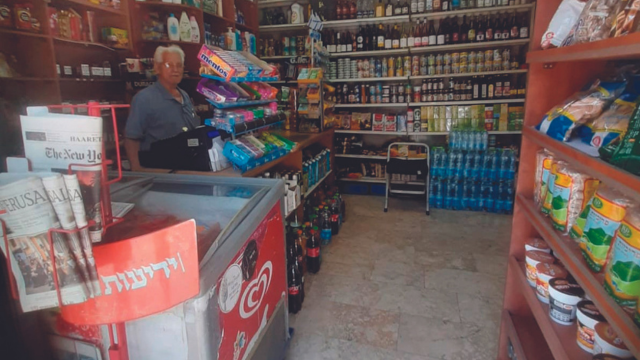 מאיר בן חמו בחנות. "מרגיש מרומה"