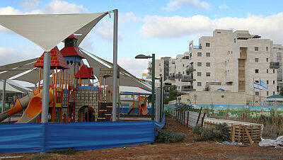 בנייה ליד מערב העיר. רחובות הצעירה