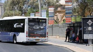 תחנת אוטובוס ברחוב העצמאות. "זה חום אימים"
