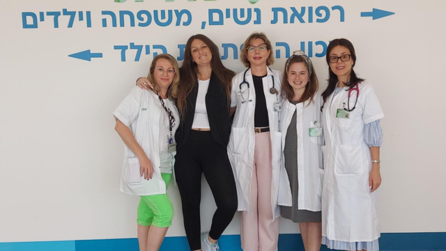 מימין: ד"ר בלנק, האחות רננה גלסק, ד"ר אדן, המנהלת האדמיניסטרטיבית נועם נחמני ומנהלת הסיעוד אורנה יוגב