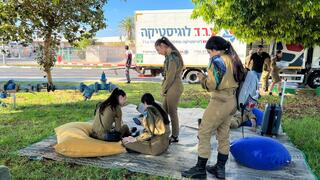 קינסטליך והחיילות בתחנת ההסעה החדשה