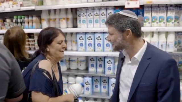 שר האוצר בצלאל סמוטריץ' בסופרמרקט