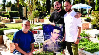 משפחת שמש על קברו של אלמוג. "לא רצה להיות מעמסה על אחרים"