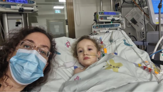 אופק מושתל הלב לצד אמו