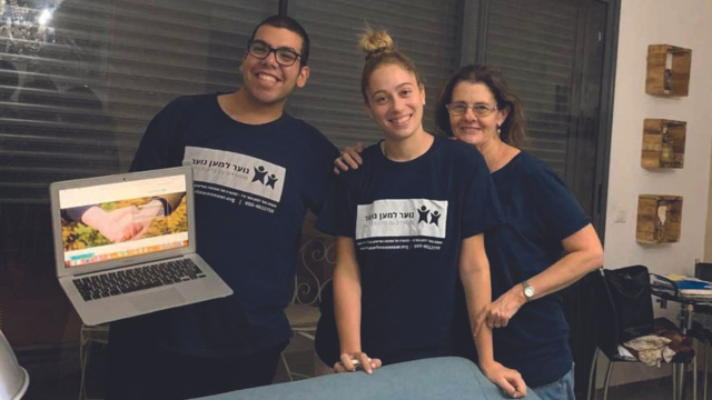 סבן (משמאל) בפעילות עמותת "נוער למען נוער"