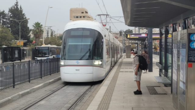 הרכבת הקלה יוצאת מפתח תקוה