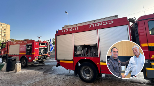  יעקב פרץ (במרכז) עם מפקד תחנת כיבוי קריות, סגן טפסר משה צ'יקו לוי (משמאל)  ורס"ר ערן כהן 