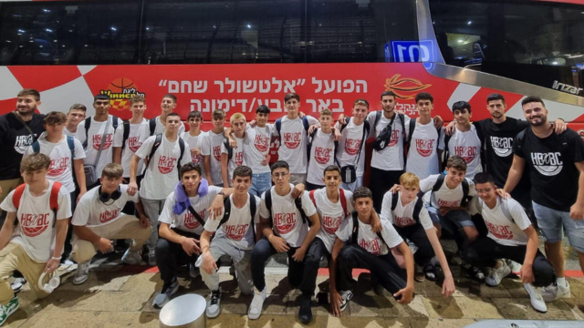 השחקנים והמאמנים לפני ההמראה לבולגריה. התרגשות גדולה