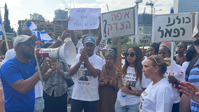 זיו ושמחה, הוריו של רפאל ז"ל, בהפגנה
