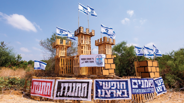 מבצר הדמוקרטיה, לפני