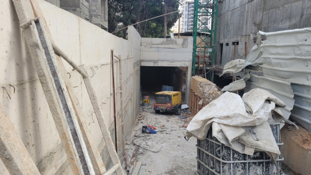 "חומרי בנייה, ברזלים וכלי עבודה". אתר הבנייה