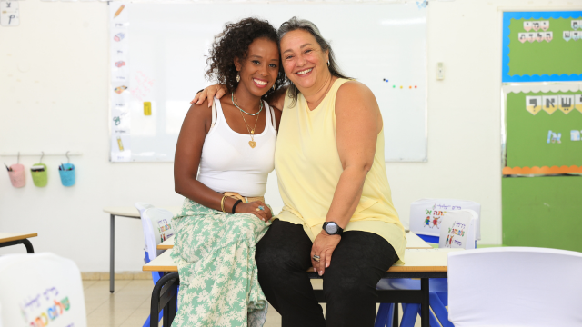 זהבה גטה עם ויקי כהן שבתאי. "זכיתי לא להיות שקופה בבית הספר כילדה ואני רוצה את זה גם עבור התלמידים שלי"