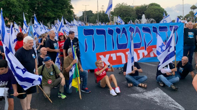 הטייסים מובילים את הצעדה