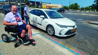 "עוגמת נפש והשפלה". יצחק הלל ליד בית החולים וולפסון