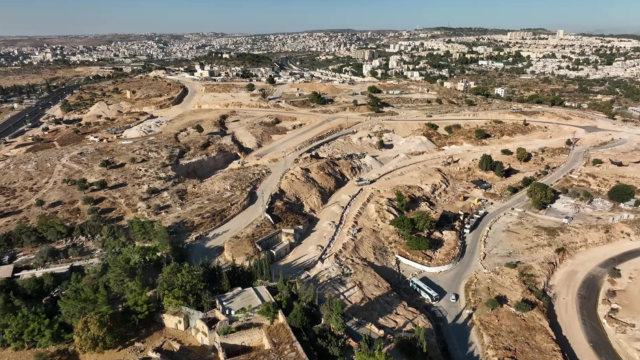 חפירת אמת המים העליונה בגבעת המטוס. מבט מלמעלה