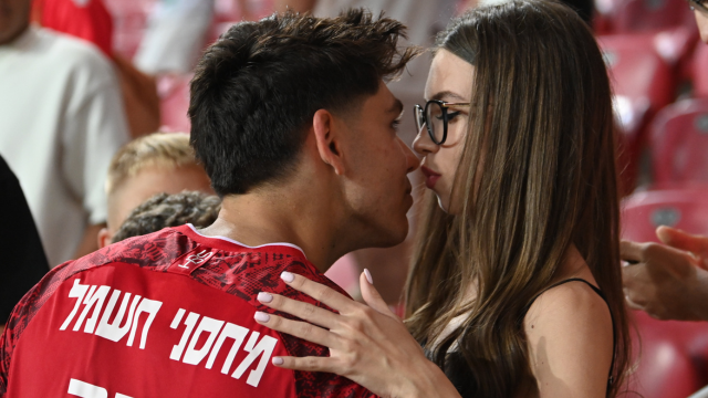 אנטוניו זוכה לחיבוק אוהב מקרלה בסיום המשחק מול חדרה