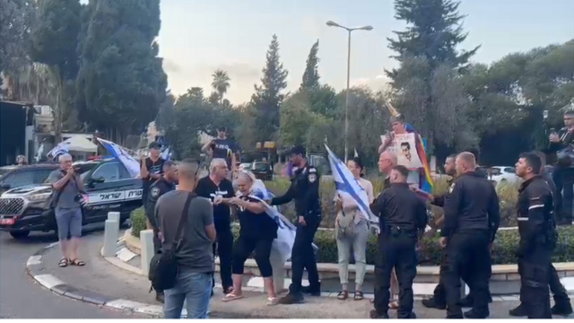 פינוי אלים בהפגנת ליד ח"כ קלנר