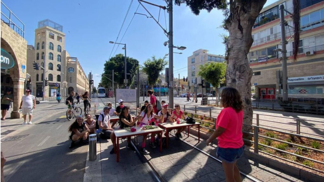 מפגינים על תוואי הרכבת הקלה