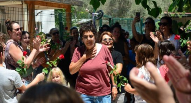 רחל נינו לא מצליחה להסתיר את התרגשותה