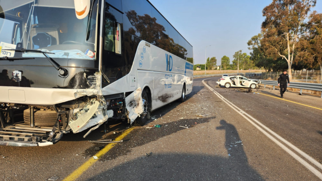 זירת התאונה בכביש 5803. השוטרים הגיעו למקום