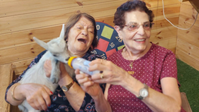 "פותח את הלב לכולם". מבקרות בחווה