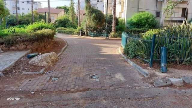 הפך לציר תנועה. שביל הגישה לגינה ברחוב אהרון שקולניק