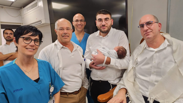 ברית המילה בבית החולים. מאיר חנניה אביו של אדיר, אדיר חנניה ובנו התינוק והצוות הרפואי