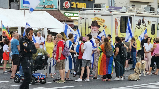 אנשי המחאה והקהילה הגאה ליד מבנה חב"ד שהוקם בחורב