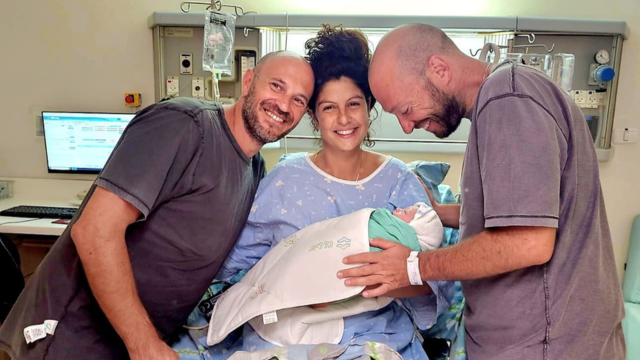 אסף גרינוולד ויגאל יערן יחד עם הפונדקאית שרה מזן הררי והתינוק