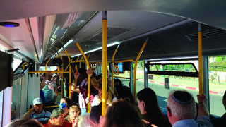 אוטובוס של 'סופרבוס'. צפיפות ודוחק 