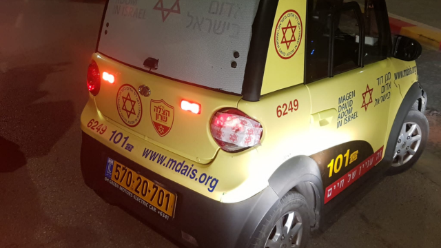 צוות מד"א בזירת התאונה ברחוב רחבעם זאבי