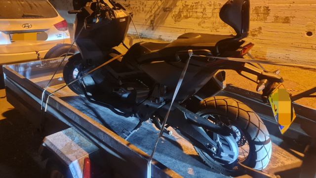 האופנוע שנמצא בפרדס חנה. עורר את חשדם את השוטרים