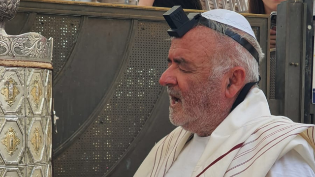 רפי אוליאל חוגג בר מצווה. 