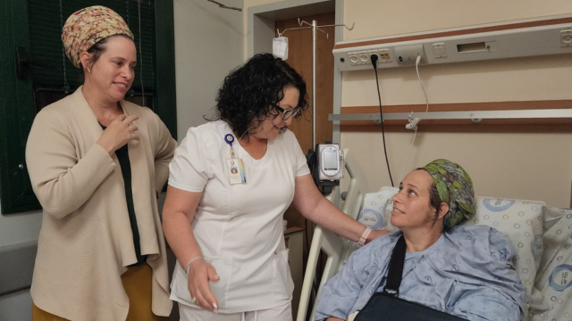 מיכל אלון, ורוניקה סטרובינסקי- אחות אחראית מחלקה כירורגית ב והאחות התאומה יעל