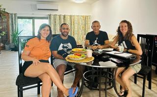 אמנון כהן ובת זוגו ניראל בביתו של ניסן זכריה