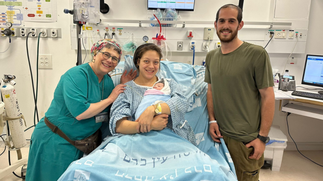  ישי, הדס וליסי המיילדת עם התינוק .