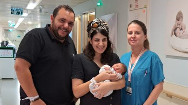 ד"ר גיל שכטר-מאור עם ליאל ולידור סופר ובנם