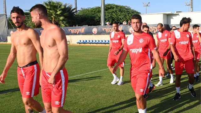 שחקני ב"ש באימון במתחם הבית האדום בתחילת העונה. במקום יש מרחב מוגן