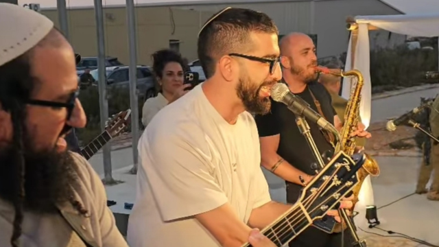 חנן בן ארי מופיע בחתונה