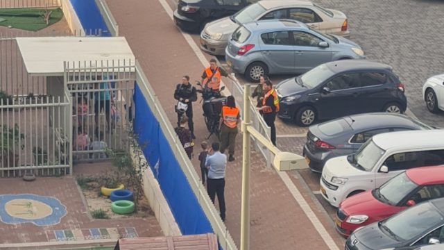 צוות העירייה סמוך לגן ילדים בפתח תקוה