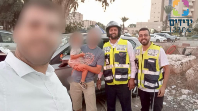 מתנדבי ידידים עם האב והתינוק לאחר החילוץ