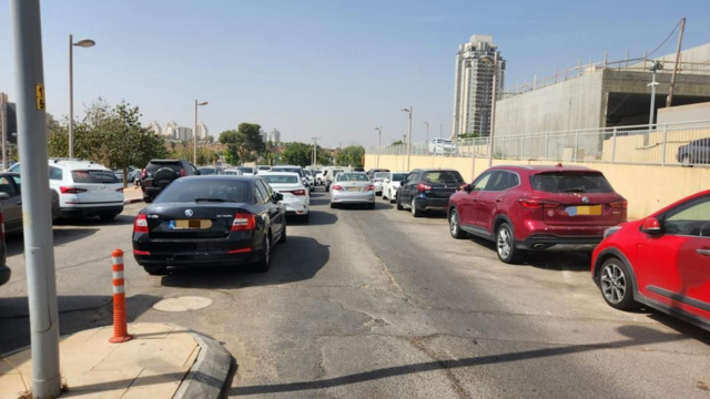 כלי רכב בדרך הגישה לסורוקה